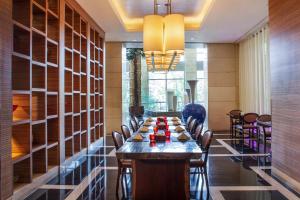 北京北京饭店的一间带长桌和椅子的用餐室