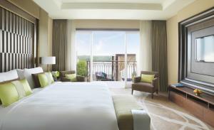 阿布扎比Anantara Eastern Mangroves Abu Dhabi的一间卧室设有一张大床和一个大窗户