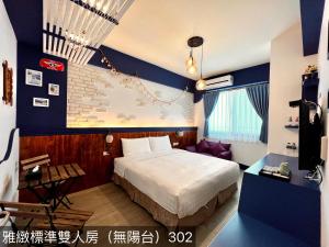 恒春古城夏湾旅店的酒店客房,配有床和沙发