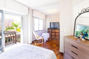 Hermosa habitación en apartamento en Carrasco - Comparte Apartamento conmigo的电视和/或娱乐中心