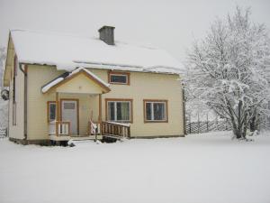 Tervajärvi特尔瓦麻基农家乐的一座小房子,被雪覆盖着,有院子