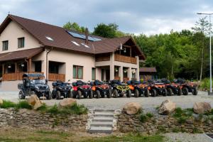 LupeniTransylvanian Relax House的停在大楼前的一组摩托车