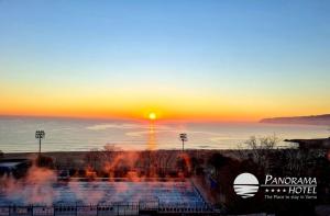 Panorama Hotel - Free EV Charging Station内部或周边的泳池