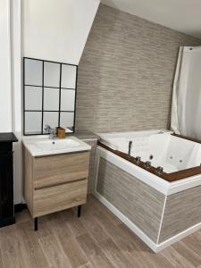 亚眠Magnifique Loft 35m2 Jacuzzi RVB NIGHT 1的相册照片