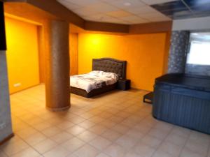 克莱佩达Jacuzzi Apartament Old town的卧室配有一张黄色墙壁上的床