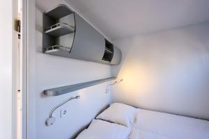 DinteloordLuxurious Houseboat - Zen的小房间设有床和水槽