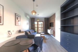 格但斯克Apartament Centrum Gdańsk blisko Starego Miasta z widokiem na rzekę的客厅配有桌子和沙发