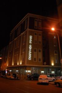 埃尔祖鲁姆OTEL AMİLLER的一座建筑物,晚上在建筑物的一侧有标志