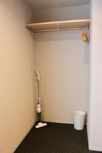 京都Gion Shirakawa - Vacation STAY 24774v的浴室配有带卫生间的衣柜。