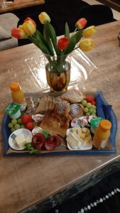 斯帕Room Of Lux SPA " TABARKA "的桌上一盘带鲜花的食物