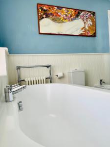 布莱顿霍夫Beautiful Private 2 Bedroom Suite in Mansion Home with Free Parking的一间带水槽的浴室和墙上的绘画