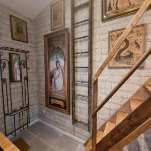 列万La cabane des sorciers的墙上的楼梯,上面有绘画和图片
