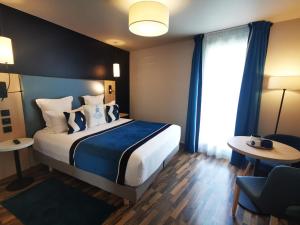 阿涅勒雷斯迪家阿斯尼耶尔的酒店客房设有床和窗户。
