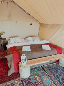 尼斯泰兹Naturlig på Korsgården Glamping的帐篷内一间卧室,配有一张大床
