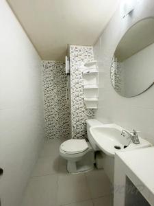 Thung Si Kanป็อปปูล่าคอนโด เมืองทองธานี ใกล้ Impact 酒店 公寓的白色的浴室设有卫生间和水槽。