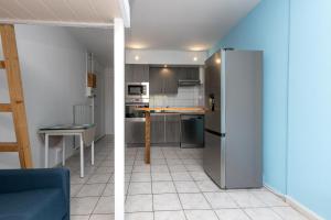 塞尼奥斯Studio Seignosse proche plage的一间带冰箱的小厨房