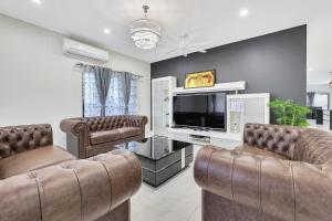 BerrimahRavi’s Home的客厅配有2把椅子和平面电视