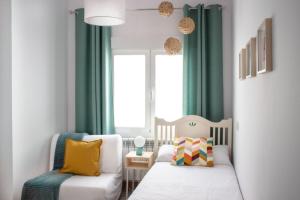 萨莫拉ROMÁNICO CENTRO的客房设有两张床和一个带绿色窗帘的窗户。