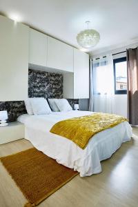 塔那那利佛Tranokely的一间卧室配有一张带黄色毯子的大床