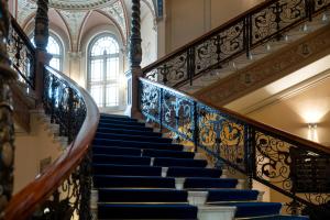 松兹瓦尔克瑙斯特精英酒店的建筑中设有蓝色台阶和窗户的楼梯