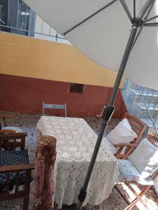 雅典Apartment with barbecue 1 km beach的一间卧室配有一张带雨伞的床