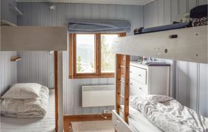 2 Bedroom Cozy Home In Fagernes客房内的一张或多张双层床