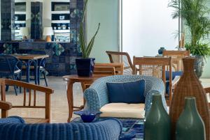 索伦托Hotel Conca Park的一间摆放着桌椅和花瓶的房间