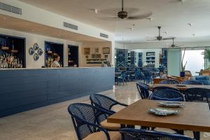 索伦托Hotel Conca Park的一间带桌椅的餐厅和一间酒吧