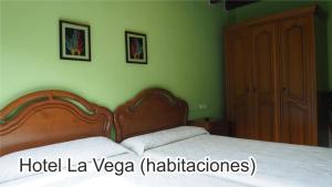 La VegaLa Vega的一间卧室配有一张带木制床头板的床