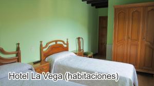 La VegaLa Vega的一间带两张床和梳妆台的卧室