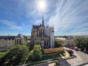 兰斯Les 7 Anges - Cathédrale de Reims的一座城市里一座古老的大教堂,阳光在天空中