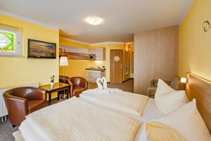 塞巴特阿尔贝克斯特兰得胡斯公寓式酒店的酒店客房带两张床和厨房