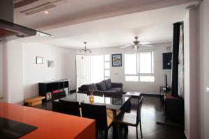 米拉马尔Chalet Playa Miramar的客厅配有桌子和沙发