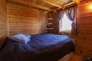 塞尔福斯Golden Circle Vacation Home with hot tub & fire place的小木屋内一间卧室,配有一张床