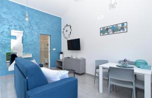 佩罗杰House Peroj 2195的客厅配有蓝色的沙发和桌子