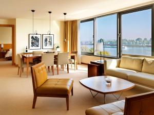 美因茨美因茨瑞格奈斯酒店的客厅配有沙发和桌子