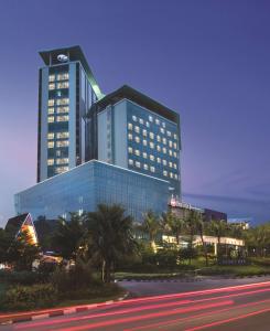 巴淡岛中心潘比尔贝斯特韦斯特优质酒店的一座大建筑,上面有标志