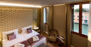 威尼斯CHC洲际BW精选酒店的一间设有大床和窗户的酒店客房