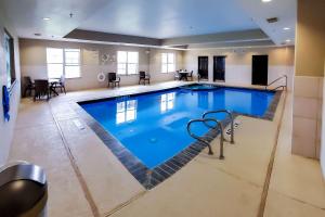 汤博尔Comfort Suites Tomball Medical Center的在酒店房间的一个大型游泳池