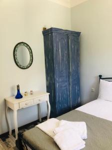 卡尔利拉基Anastasia's House的一间卧室配有一张床和一张带镜子的桌子