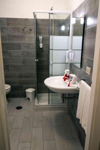 维拉西米乌斯Hotel Oleandro的一间带水槽和淋浴的浴室