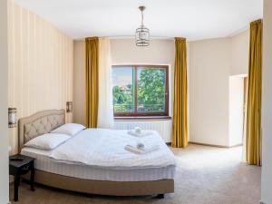 布拉索夫Casa Moritz的一间卧室设有一张床和一个大窗户