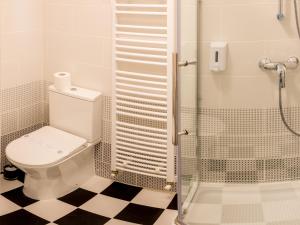 布拉索夫Casa Moritz的一间带卫生间和玻璃淋浴间的浴室