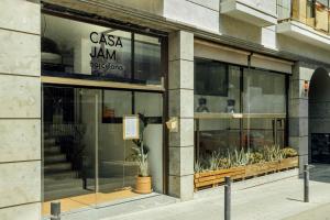 巴塞罗那Casa Jam Barcelona的建筑前方的玻璃窗户