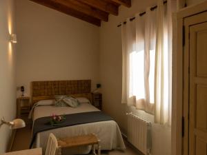 丰特埃里多斯Alojamientos Biarritz VISTA JARDÍN的一间卧室设有一张床和一个窗口