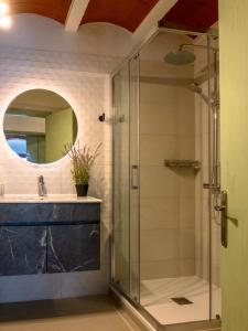 丰特埃里多斯Alojamientos Biarritz VISTA JARDÍN的一间带玻璃淋浴和水槽的浴室