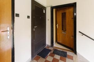布达佩斯Industrial Studio的空的走廊,有两扇门,铺着瓷砖地板