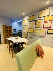 圣保罗Chic Blue Design com Vaga de Garagem的一间带桌子和沙发的用餐室