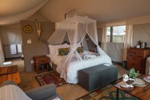 Umkumbe Bush Lodge - Luxury Tented Camp客房内的一张或多张床位