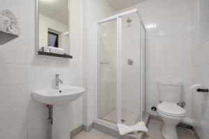 比勒陀利亚帕克洛奇酒店的带淋浴、卫生间和盥洗盆的浴室
